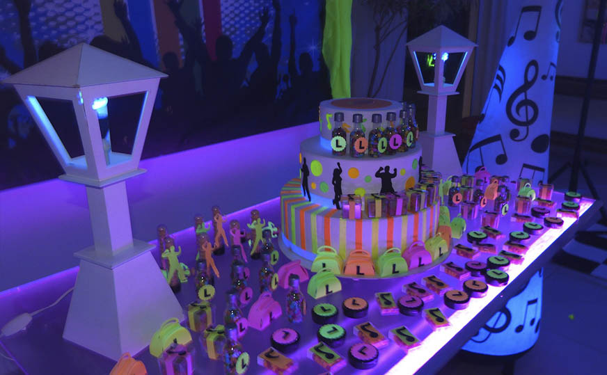 Decoração balada neon Bolo fake com guloseimas neon